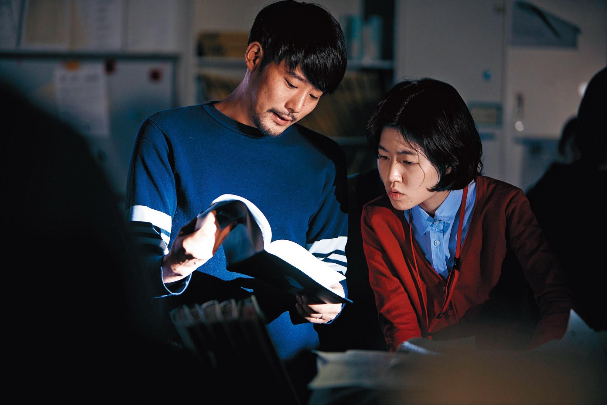 《新聞記者》的報社場景於《東京新聞》實景拍攝,藤井道人(左)與沈恩敬(右)也在開拍前到報社實習。(天馬行空提供)