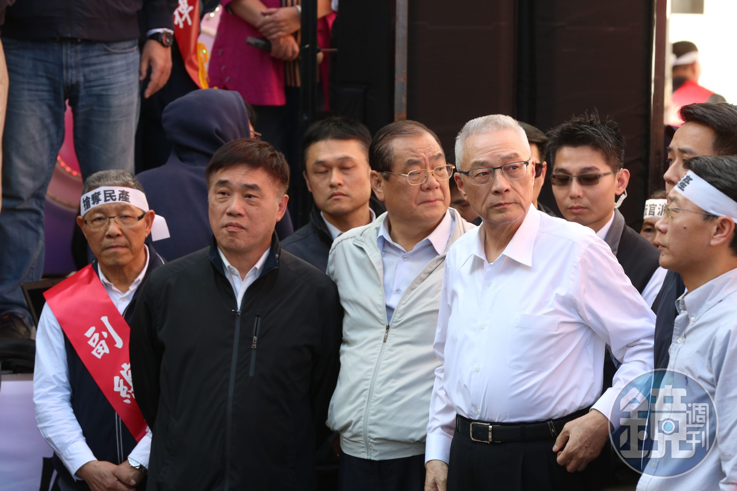 今日國民黨中常會上，副主席郝龍斌（左二）大嗆黨主席吳敦義（右二），要他退出不分區提名。圖為本刊資料照。