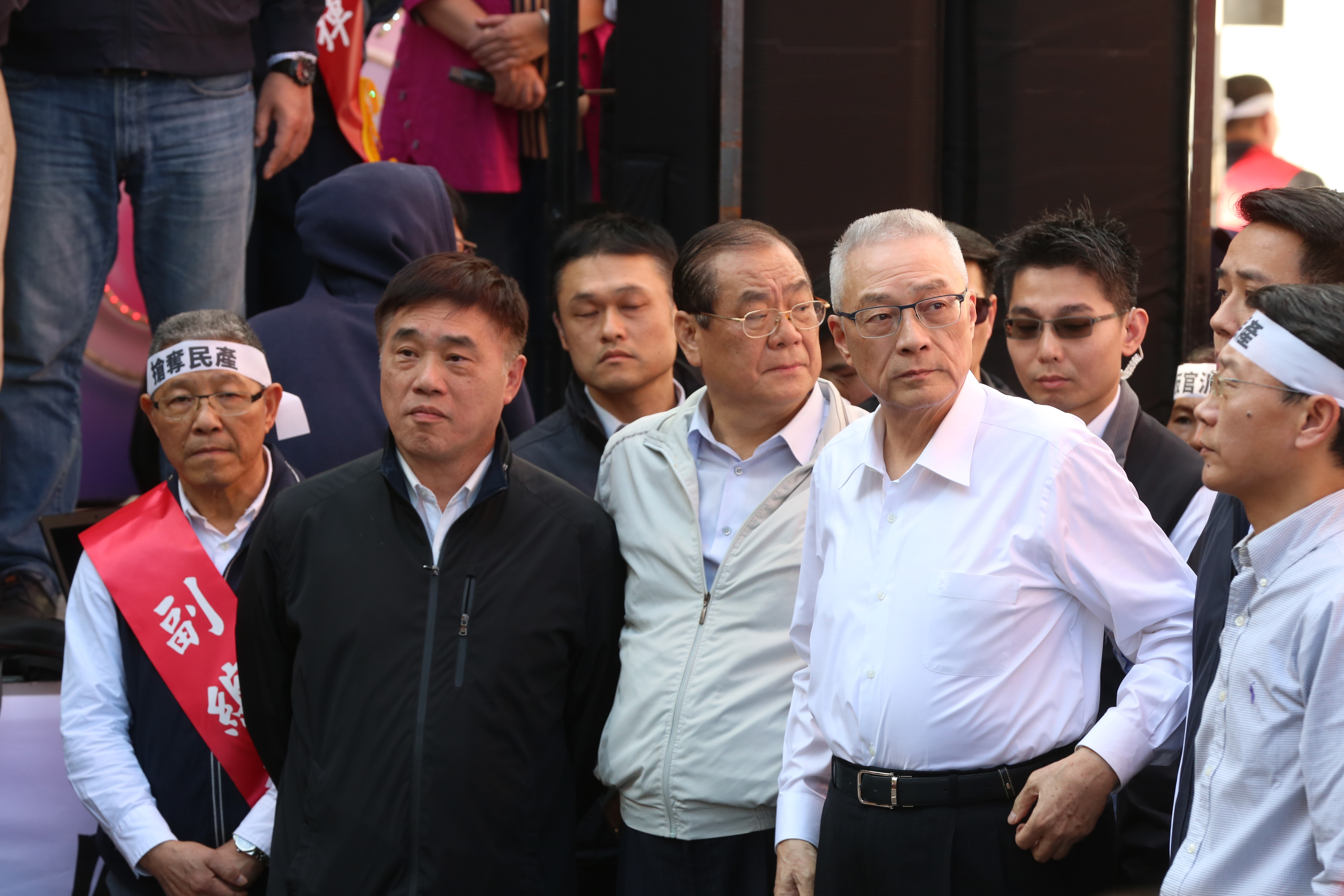 今日國民黨中常會上，副主席郝龍斌（左二）大嗆黨主席吳敦義（右二），要他退出不分區提名。圖為本刊資料照。