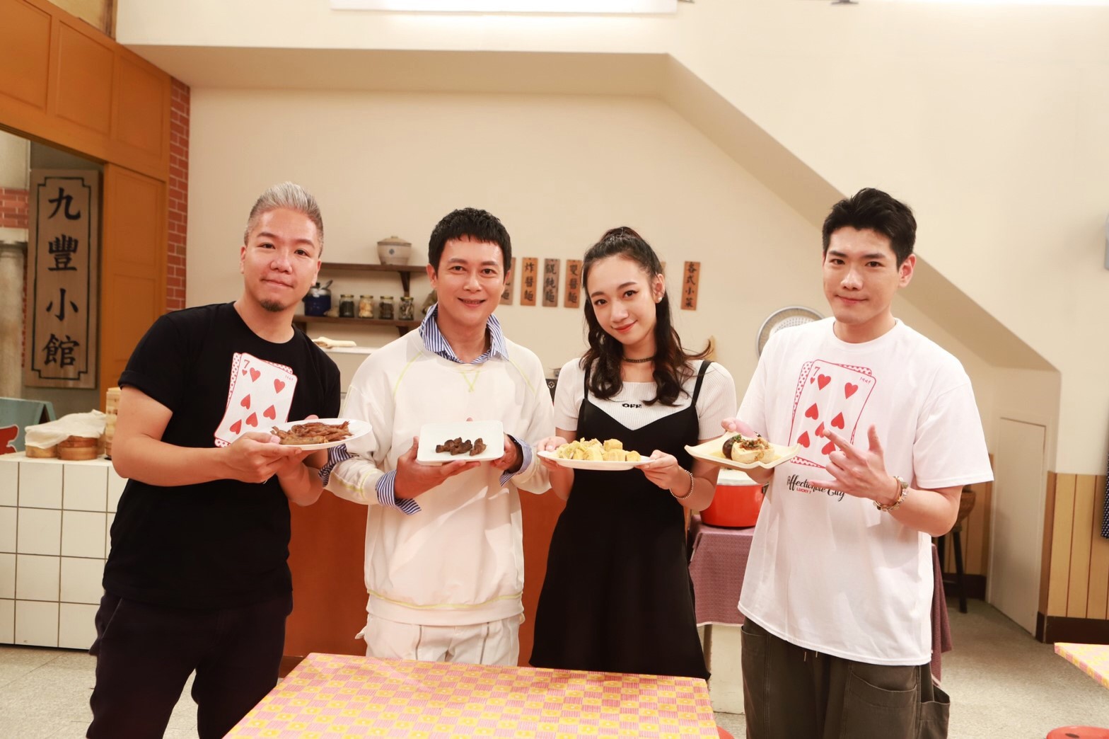 吳卓源(右二)參觀民視八點檔《多情城市》錄製鬧笑話。(民視提供)