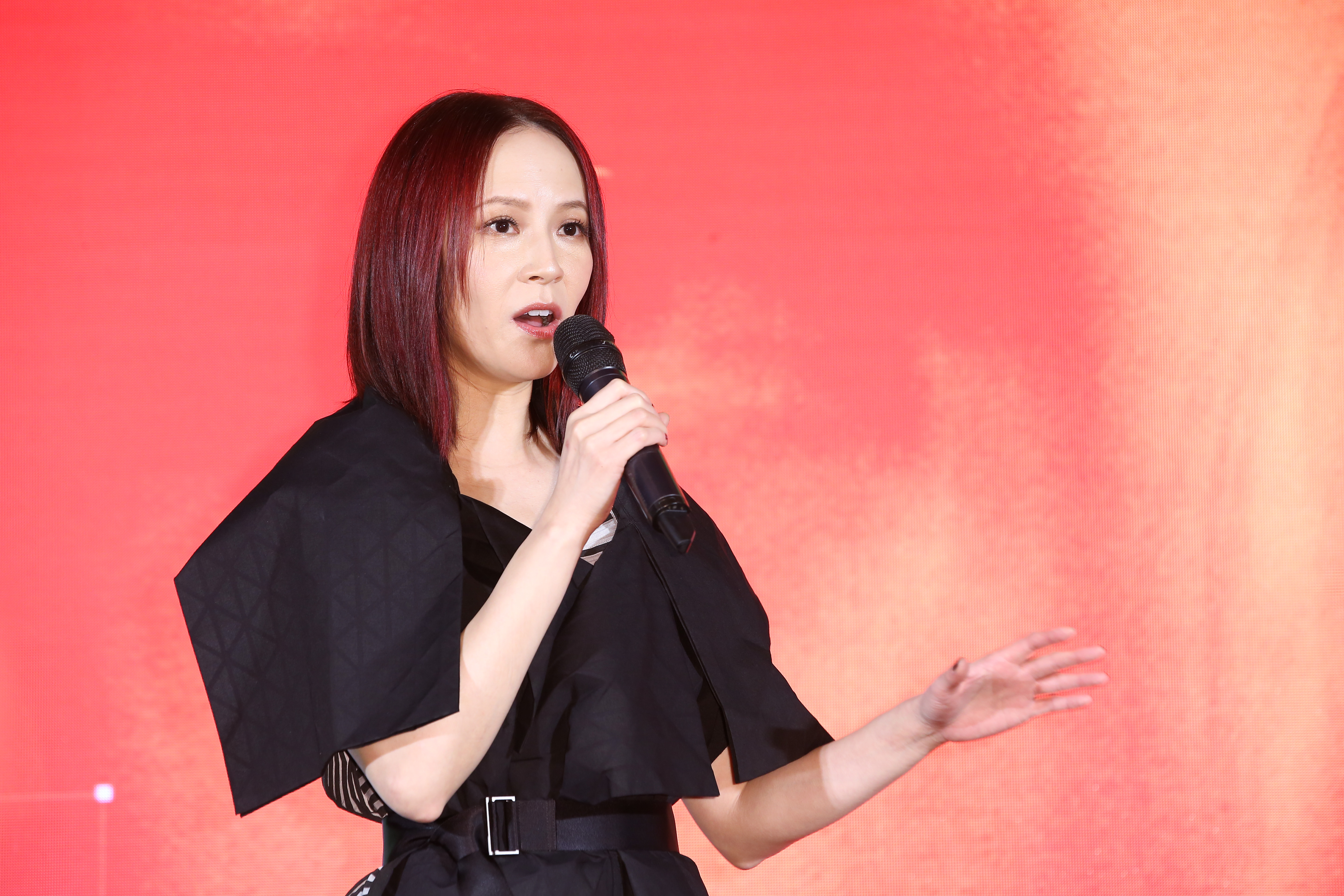 楊乃文曾經為了拍照練習笑，但怎麼笑都不自然，只好繼續忠於自我。