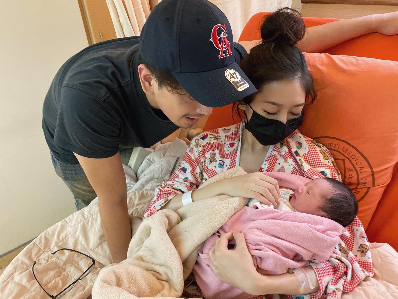 潘逸安（左起）和老婆Vivian喜迎女兒的誕生。（艾迪昇傳播提供）