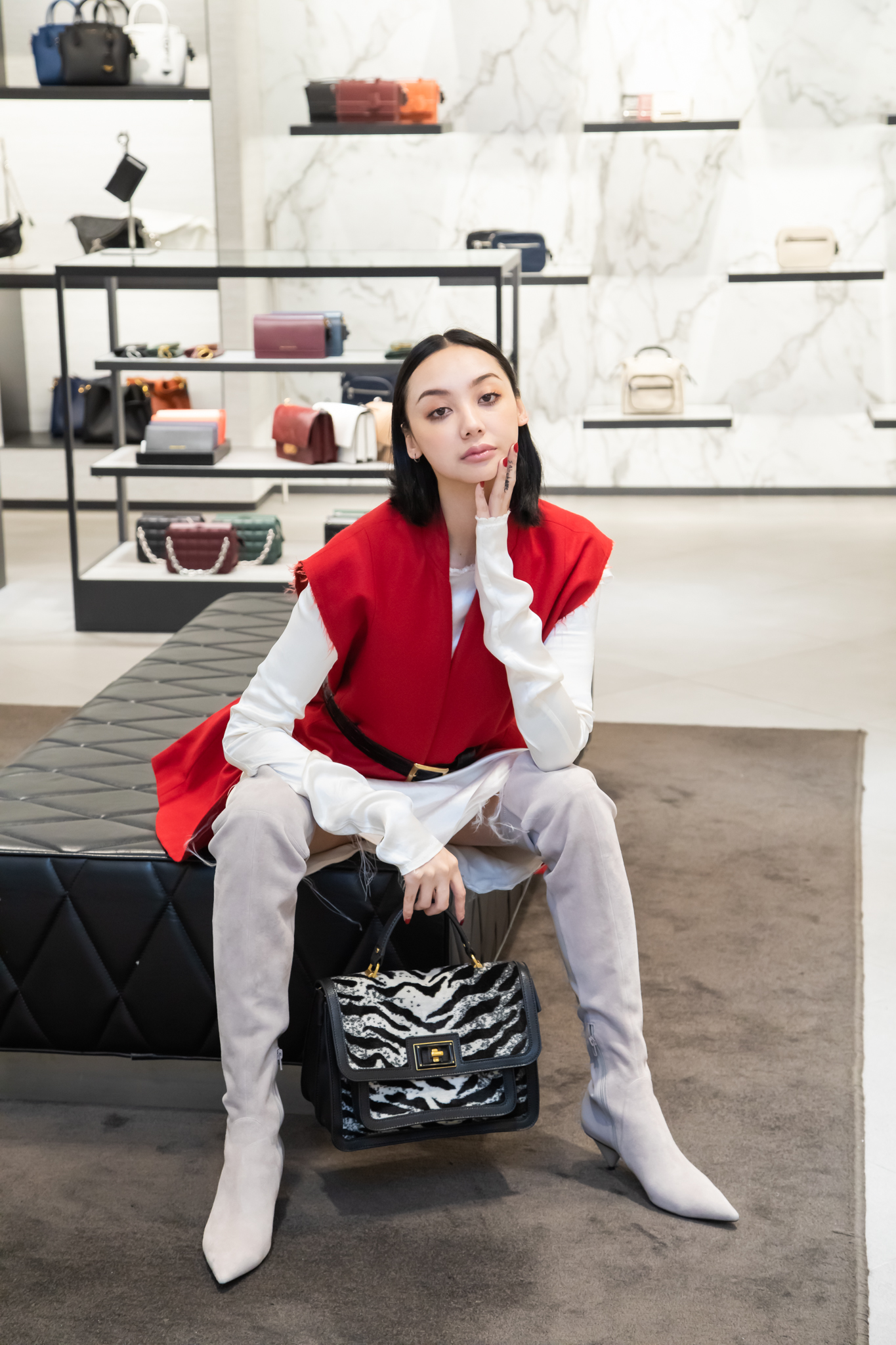 昨(14日)CHARLES & KEITH於微風廣場舉辦2019秋冬發表會。麂皮拼接過膝靴 NT$4,980、方形絨毛包 NT$2,390元(CHARLES & KEITH提供)