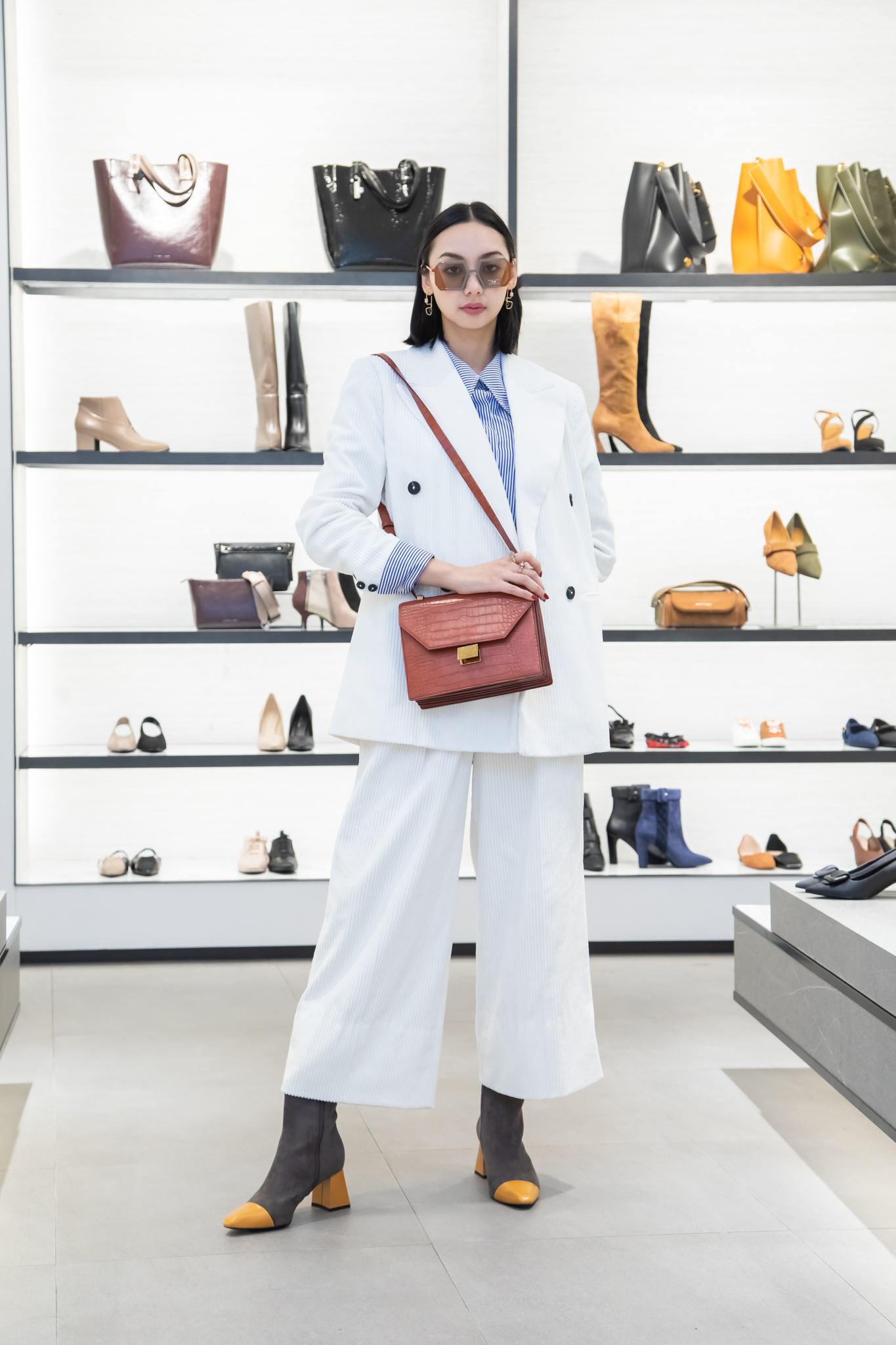 昨(14日)CHARLES & KEITH於微風廣場舉辦2019秋冬發表會。拼接粗跟短靴 NT$2,390、金飾鱷魚紋風琴包 NT$2,790。(CHARLES & KEITH提供)