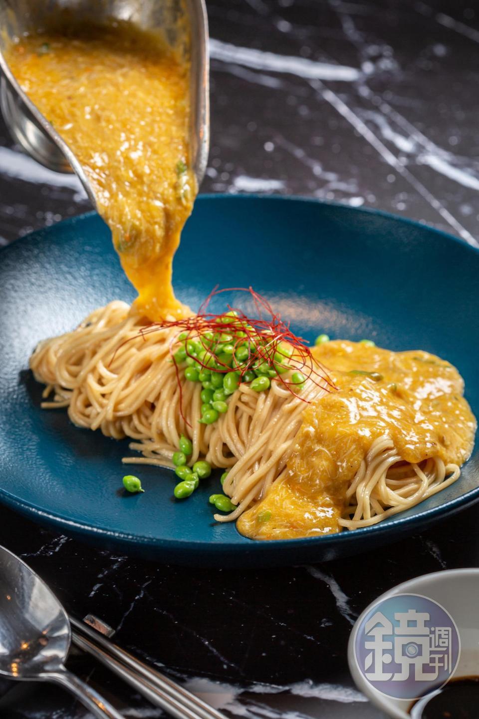 「天香樓」每道蟹粉料理都用了3隻以上的4兩蟹，「大閘蟹粉拌麵」滿口膏潤蟹香，奢侈極了。（1,280元／份）