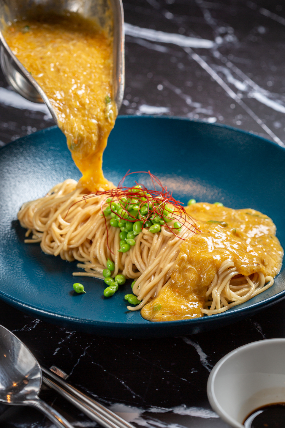 「天香樓」每道蟹粉料理都用了3隻以上的4兩蟹，「大閘蟹粉拌麵」滿口膏潤蟹香，奢侈極了。（1,280元／份）