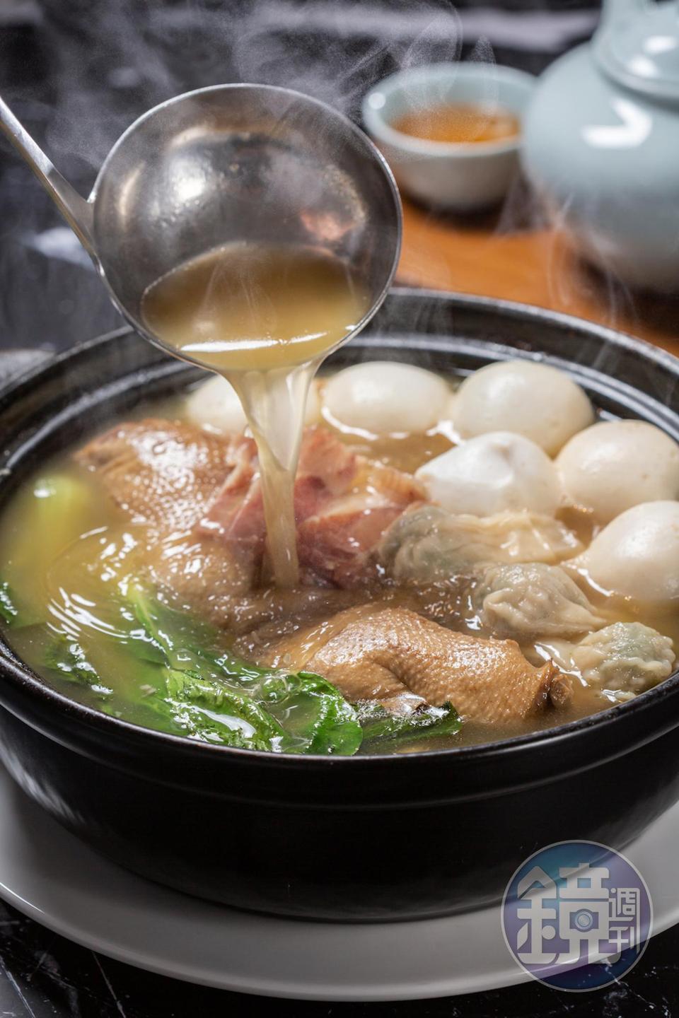招牌菜「神仙砂鍋鴨湯」黏嘴老火湯加上胭脂鴨、薺菜餛飩、杭州魚圓，暖胃貼秋膘兩相宜。（2,000元／鍋）