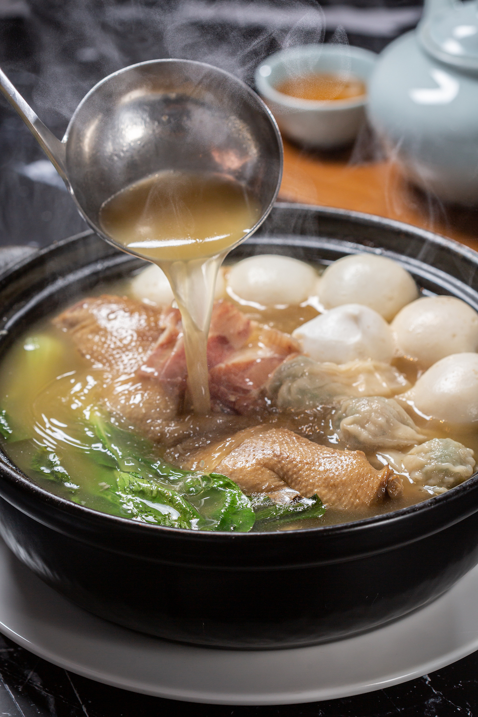 招牌菜「神仙砂鍋鴨湯」黏嘴老火湯加上胭脂鴨、薺菜餛飩、杭州魚圓，暖胃貼秋膘兩相宜。（2,000元／鍋）