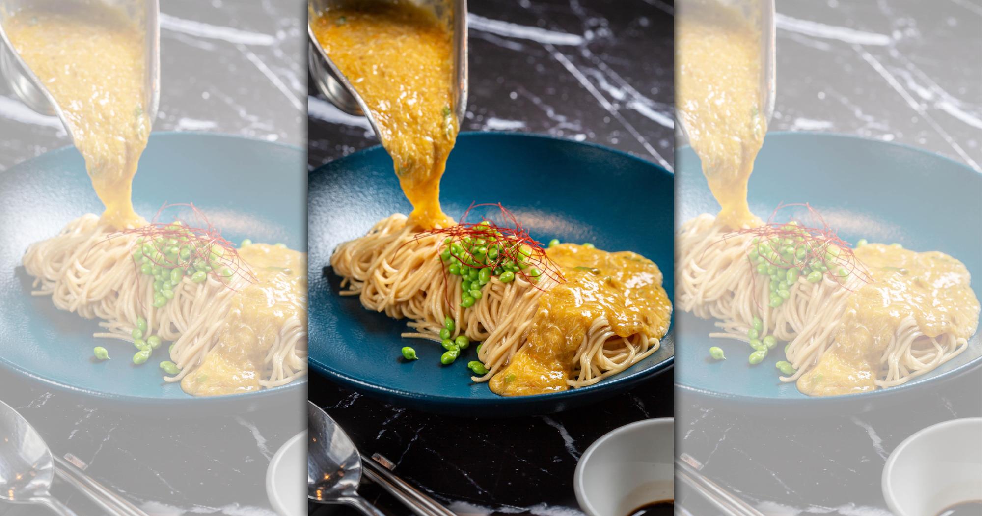「天香樓」每道蟹粉料理都用了3隻以上的4兩蟹，「大閘蟹粉拌麵」滿口膏潤蟹香，奢侈極了。（1,280元／份）