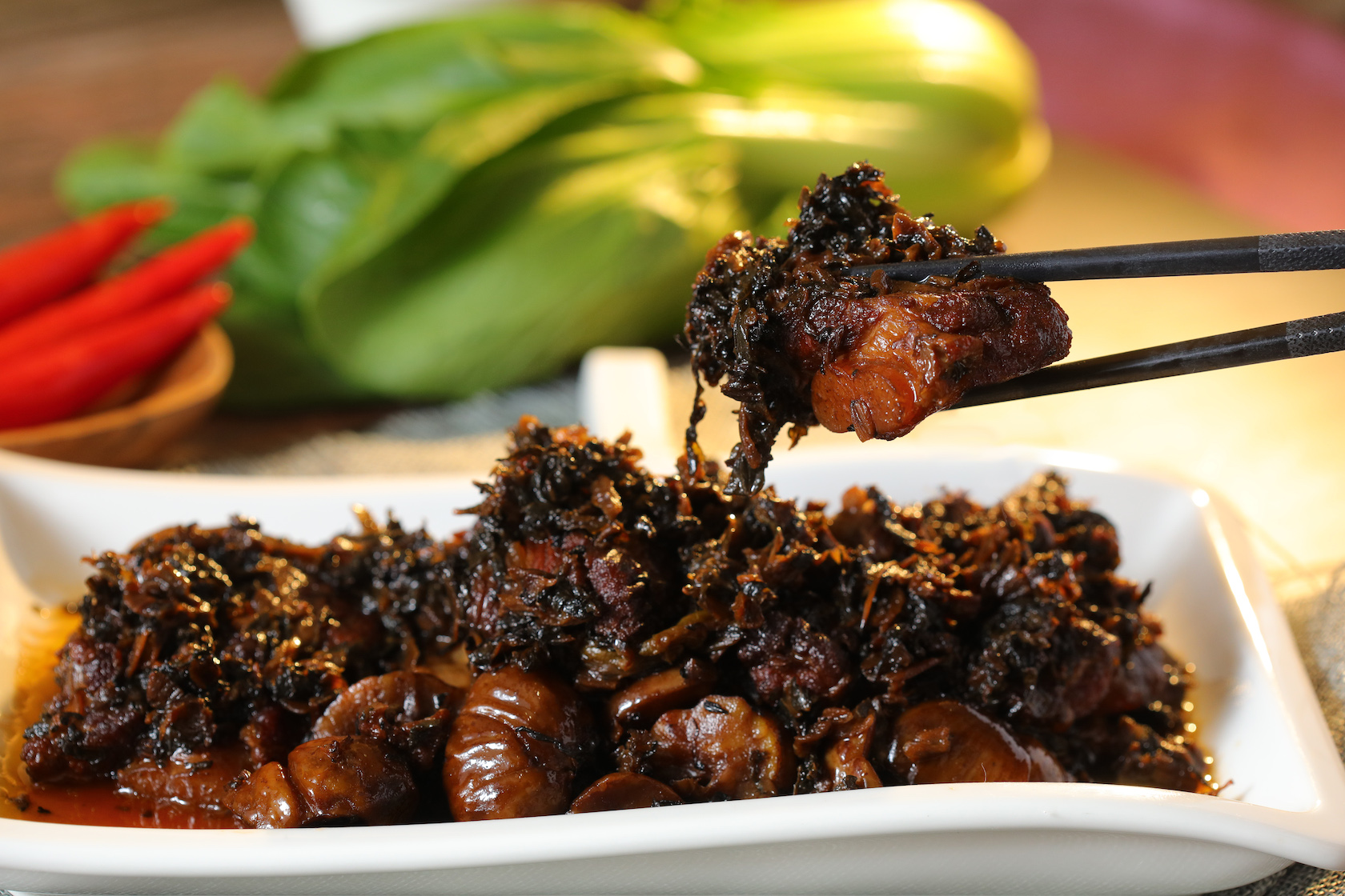 「梅菜軟骨」的梅菜是以紹興酒醃的，吃來陳香十足。（台州宴菜色）