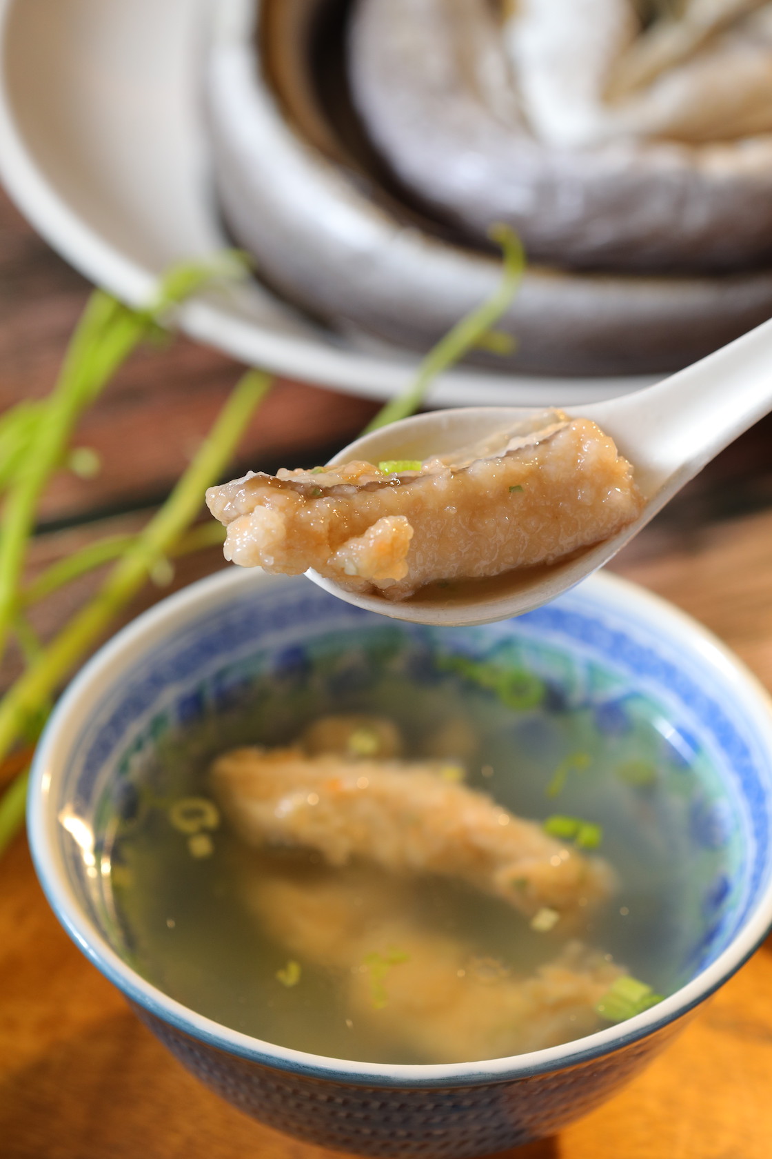 「炊鰻魚湯」吃時點些醋，是正宗台州吃法。（台州宴菜色）