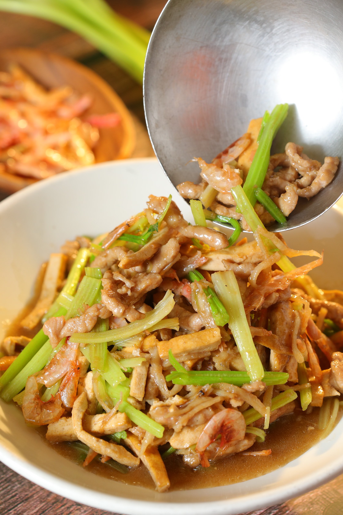「香芹魚麵」採油炒手法，配上蝦乾豆乾，魚麵吃來更鮮了。（台州宴菜色）