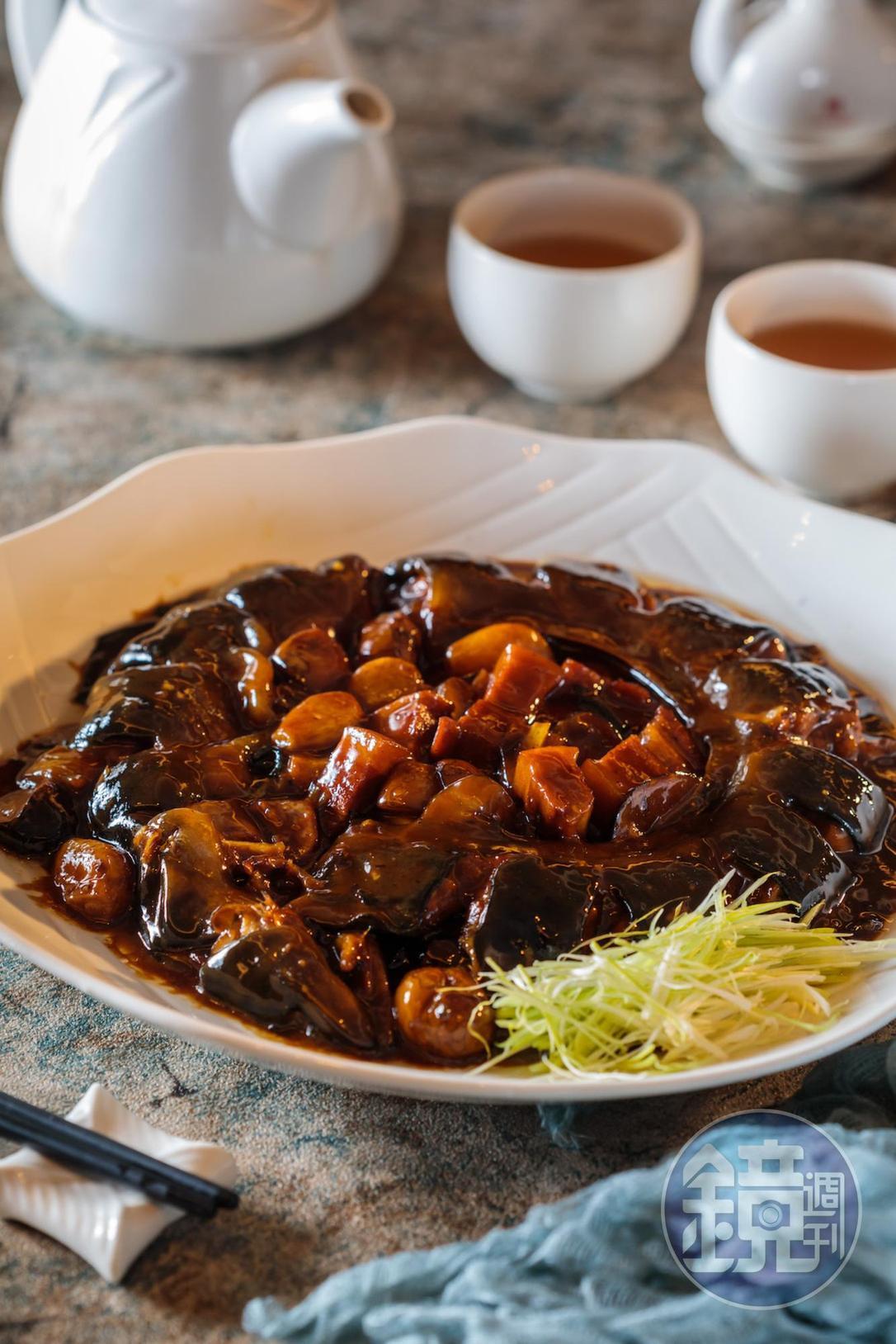 老菜「栗子燒河鰻」皮膠肉嫩，帶皮豬肉丁和栗子是天作之合。（1,180元／份，提前2天預訂）