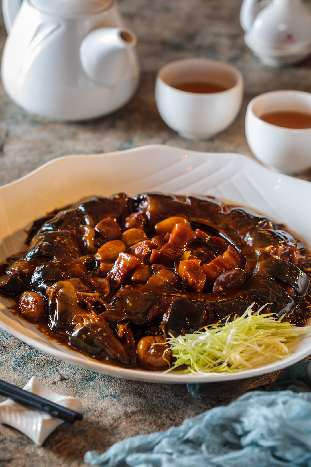 老菜「栗子燒河鰻」皮膠肉嫩，帶皮豬肉丁和栗子是天作之合。（1,180元／份，提前2天預訂）