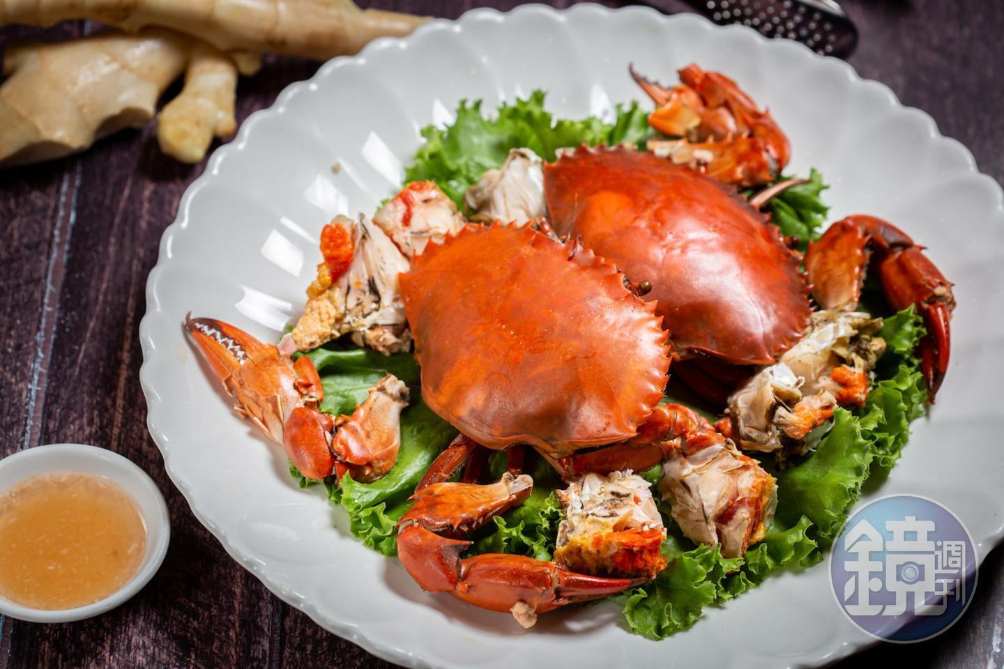 「清蒸膏蟹」把殼和身分段蒸，讓肉和膏黃都在完美的熟度。（1,260元／2隻）