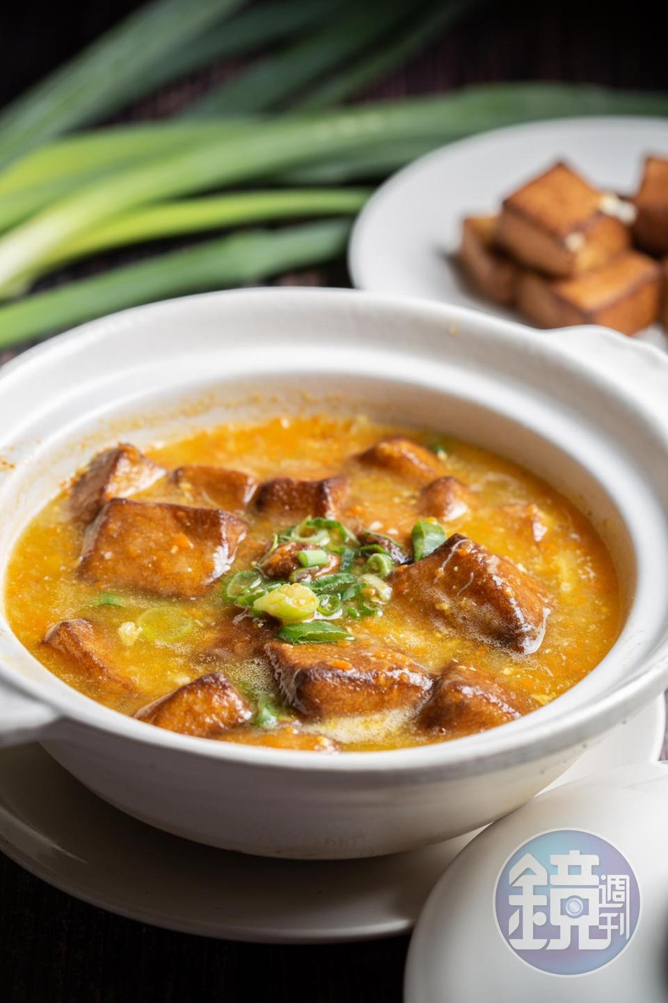 「蟹黃豆腐煲」用的是澎湖扁蟹腿肉，肉質嫩甜具存在感。（328元／鍋）