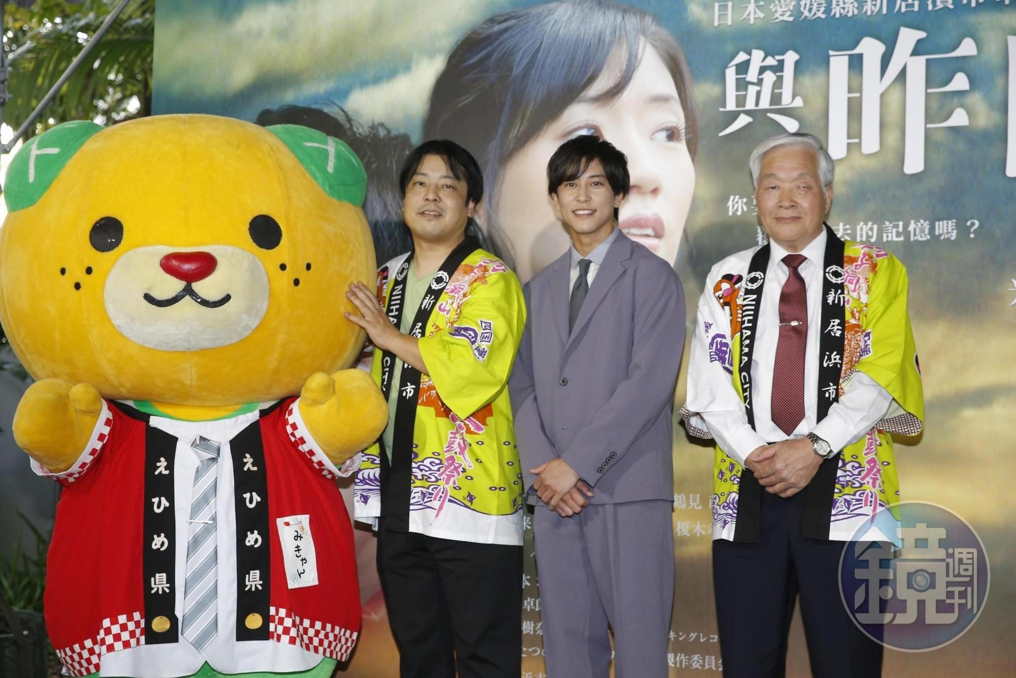導演大森研一(左起)、佐野岳、新居濱市市長石川勝行來台宣傳《與昨日同行》。