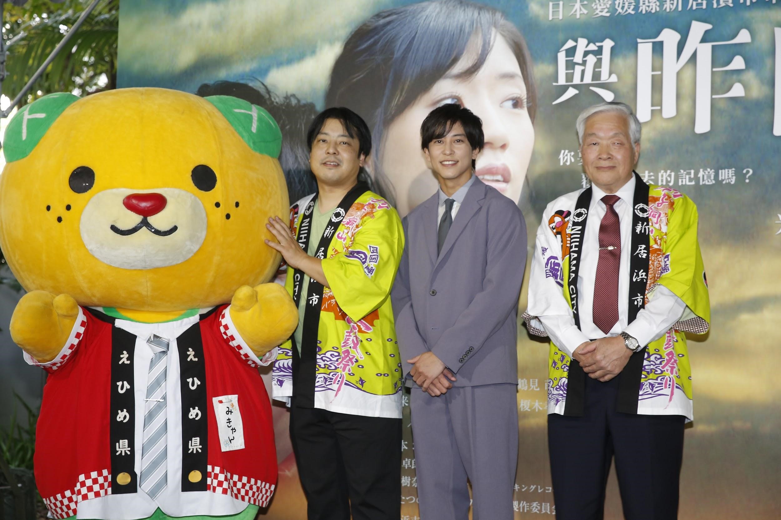 導演大森研一(左起)、佐野岳、新居濱市市長石川勝行來台宣傳《與昨日同行》。