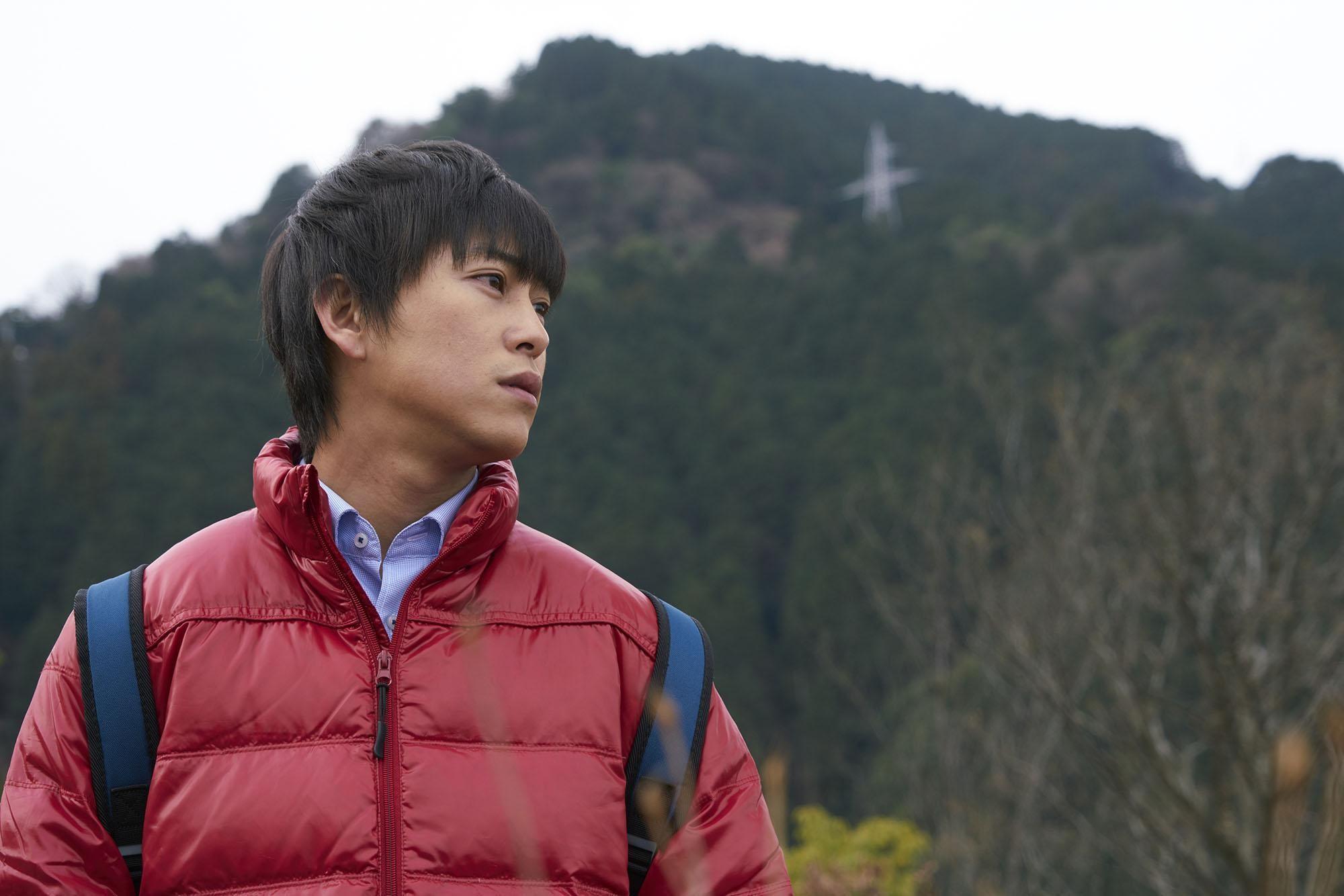 佐野岳在《與昨日同行》穿梭於現實及神祕平行世界,新居濱市美景也自然融入片中。(可樂電影提供)