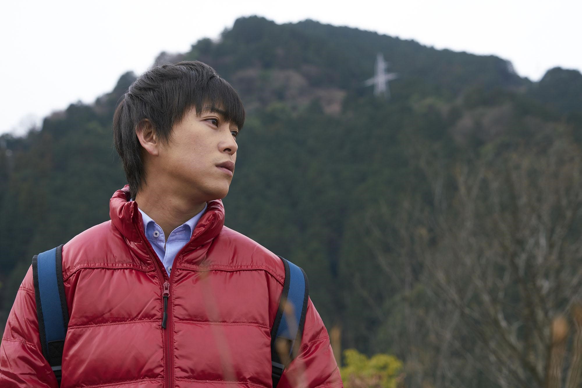 佐野岳在《與昨日同行》穿梭於現實及神祕平行世界,新居濱市美景也自然融入片中。(可樂電影提供)