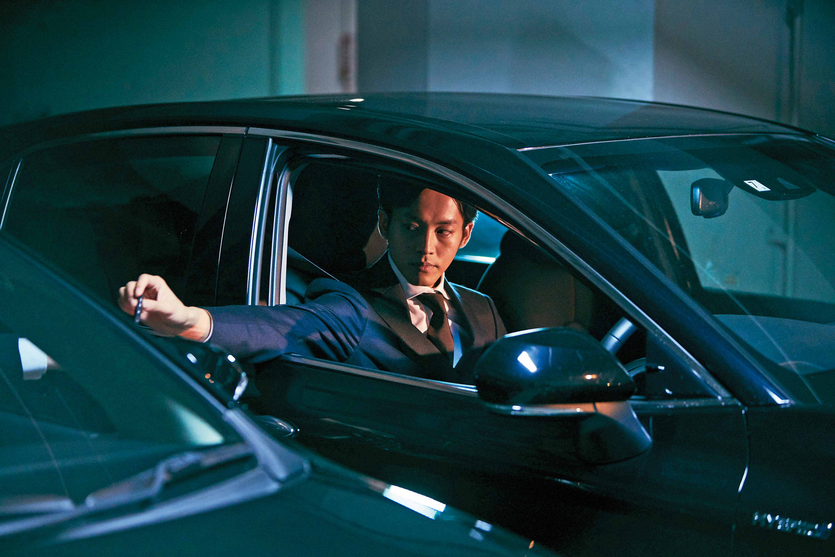 松坂桃李飾演的官員被要求利用網軍抹黑特定人物，手段無不顯示國家機器動起來的可怕。（天馬行空提供）