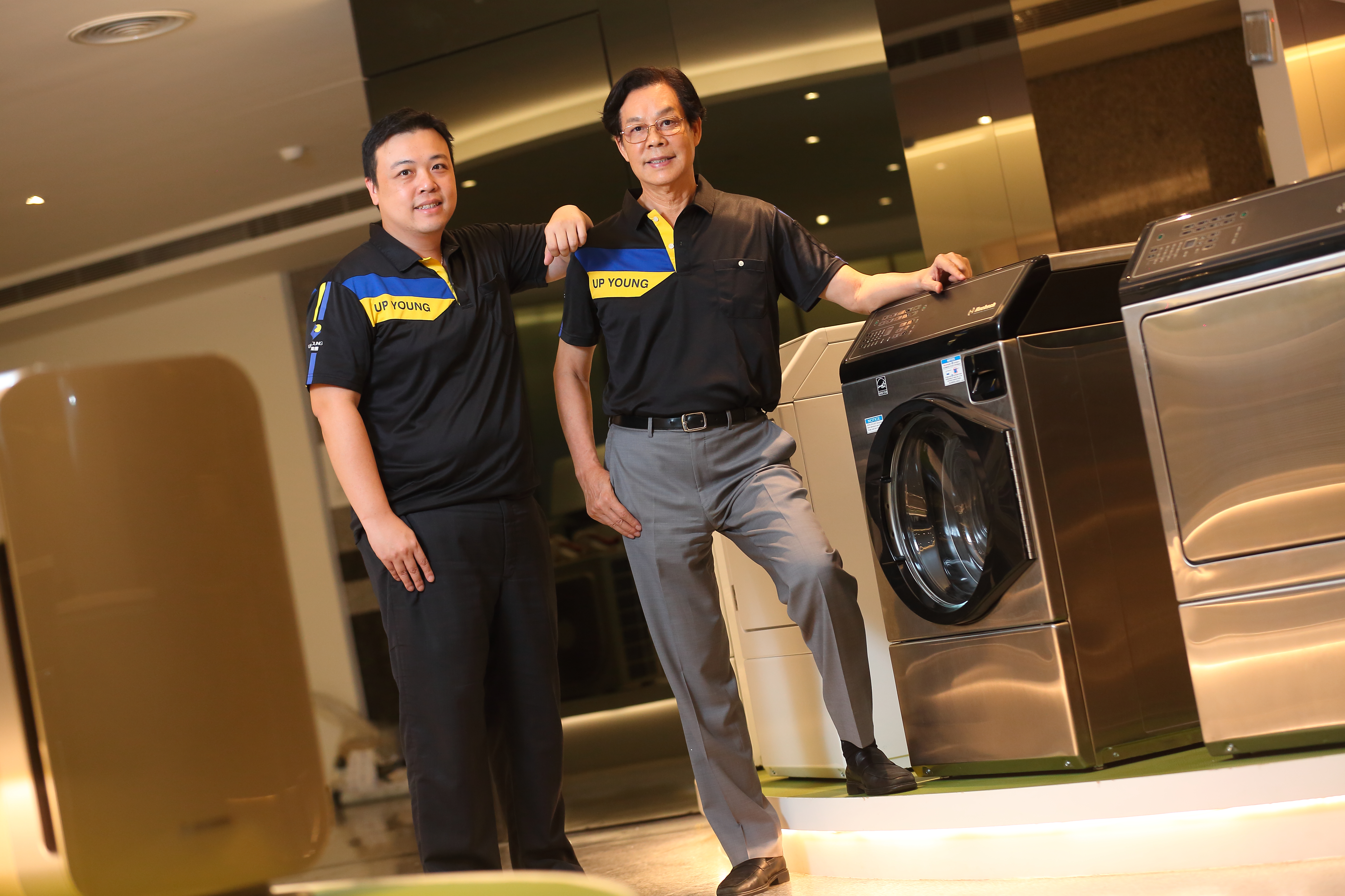 吳明富（右）與吳國華（左）父子儘管嘴上不說肉麻話，但父子同心打拚，讓上洋產業成為登錄興櫃洗衣王。