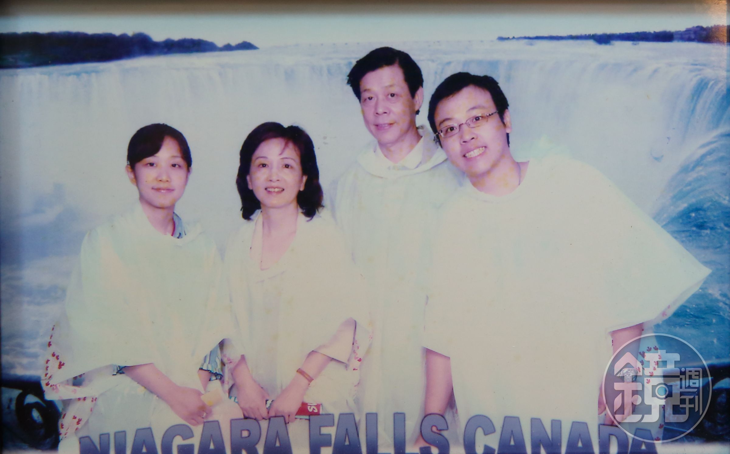 吳明富（右2）育有1子1女，圖為兒女赴美攻讀碩士，他偕妻子前往探視，一家人自駕遊加拿大尼加拉瀑布。