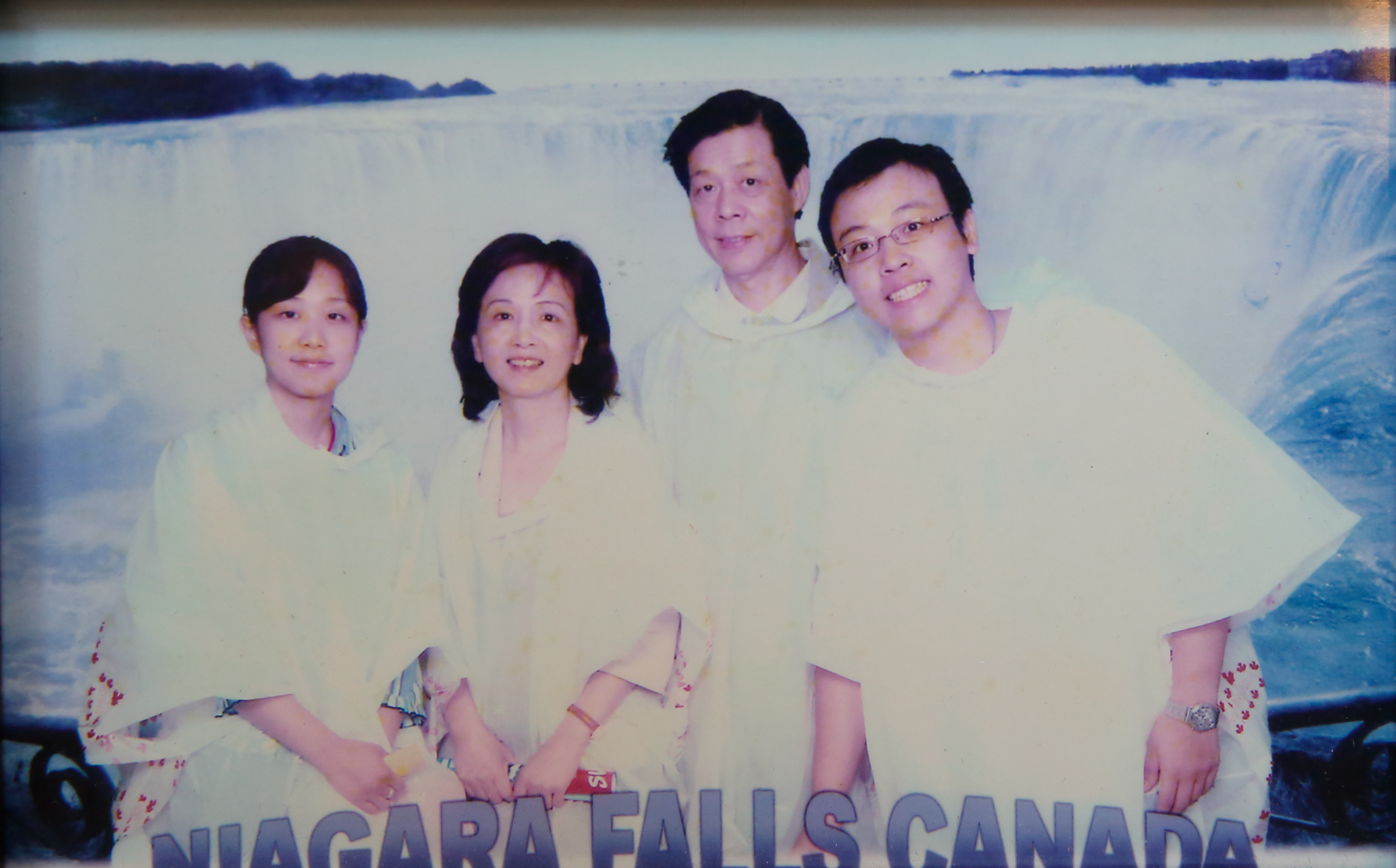 吳明富（右2）育有1子1女，圖為兒女赴美攻讀碩士，他偕妻子前往探視，一家人自駕遊加拿大尼加拉瀑布。