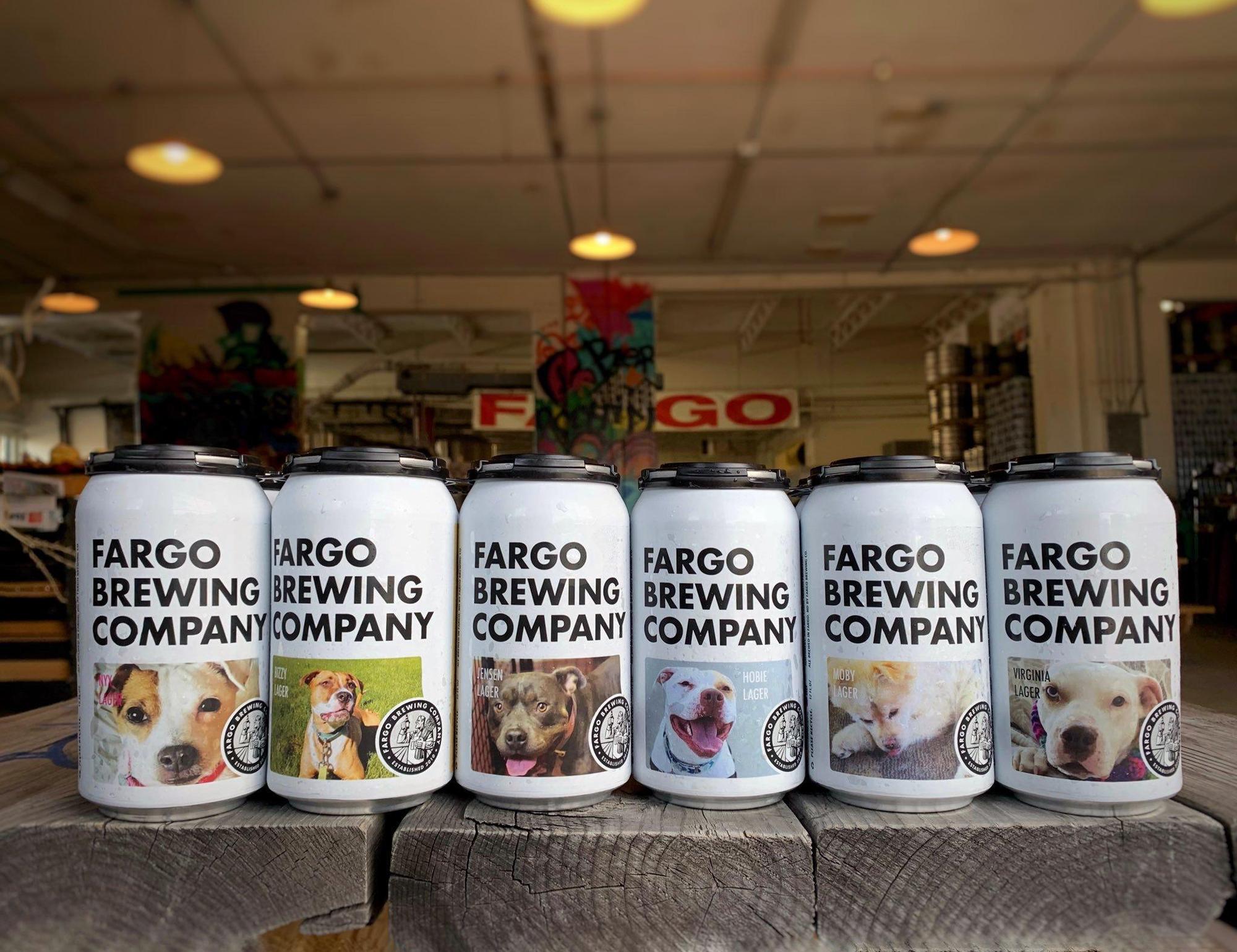 啤酒罐放上待領養的狗狗照片。(翻攝自Fargo Brewing Company推特)