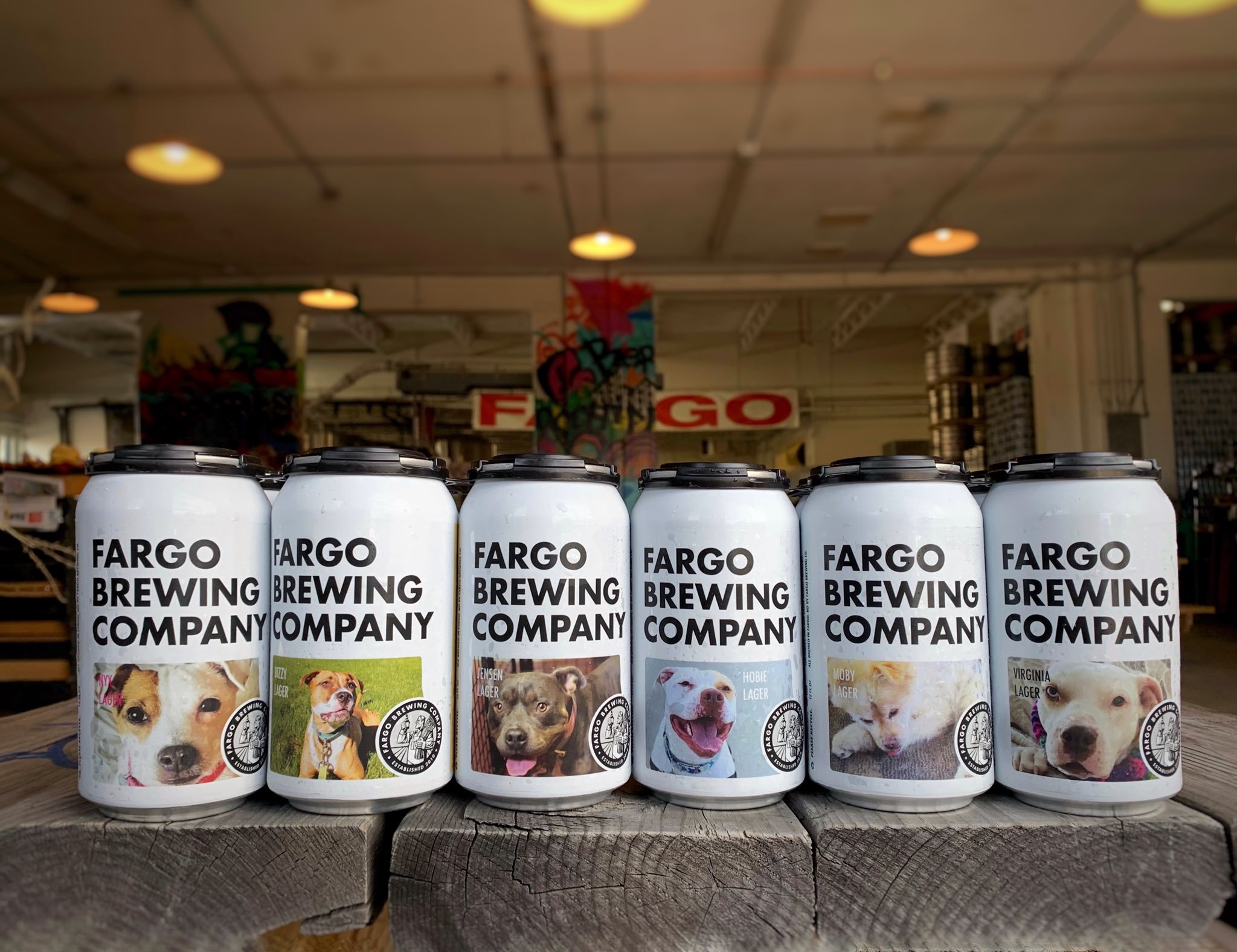 啤酒罐放上待領養的狗狗照片。（翻攝自Fargo Brewing Company推特）