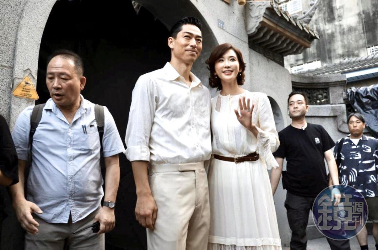 志玲姐姐一身典雅禮服,和夫婿Akira一同露臉。