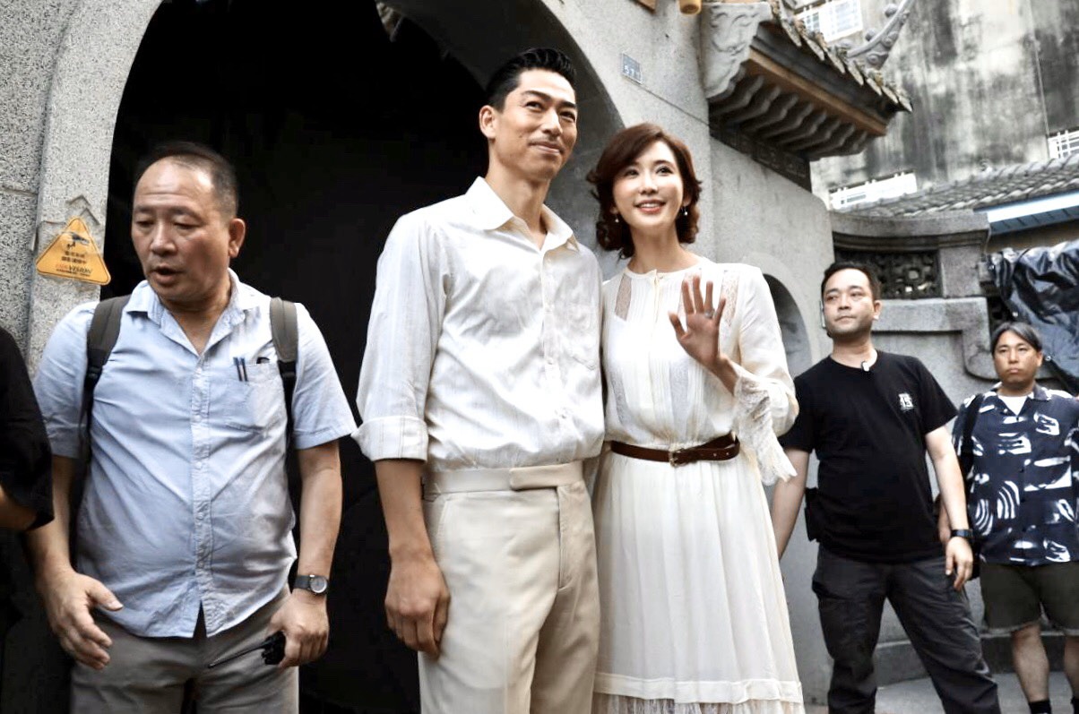 志玲姐姐一身典雅禮服，和夫婿Akira一同露臉。