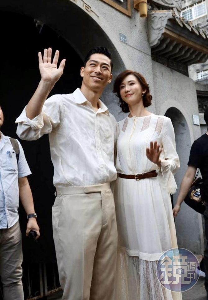 志玲姐姐一身典雅禮服,和夫婿Akira一同露臉。