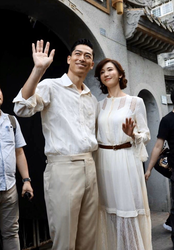志玲姐姐一身典雅禮服，和夫婿Akira一同露臉。