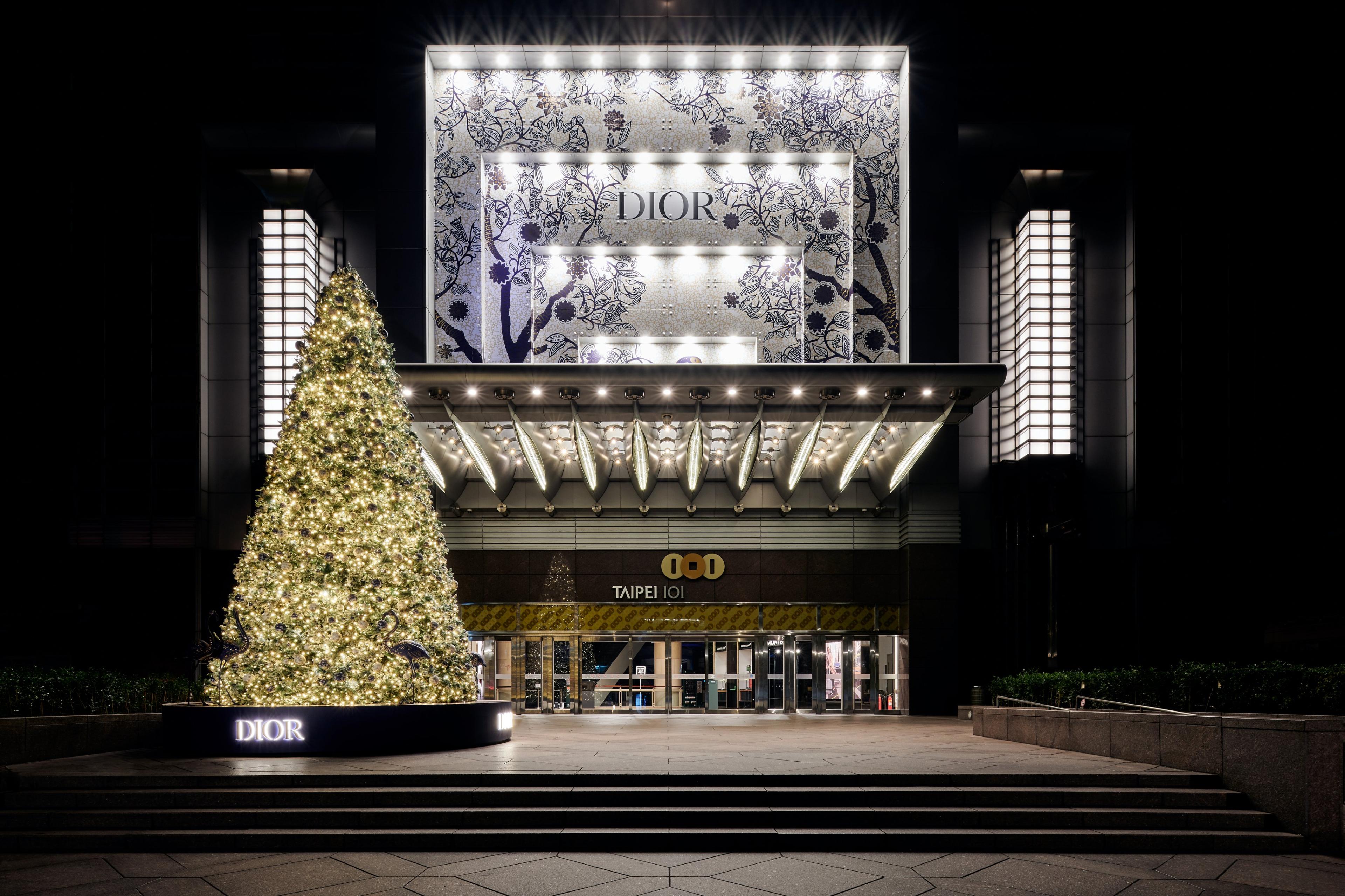 位在101松智路入口的DIOR耶誕樹與外牆，超適合耶誕節前打卡拍照！（Studio Millspace提供）