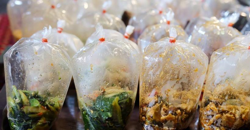 用塑膠袋裝熱食，會大量溶出化學物質，容易導致身體病變。（取自shutterstock）