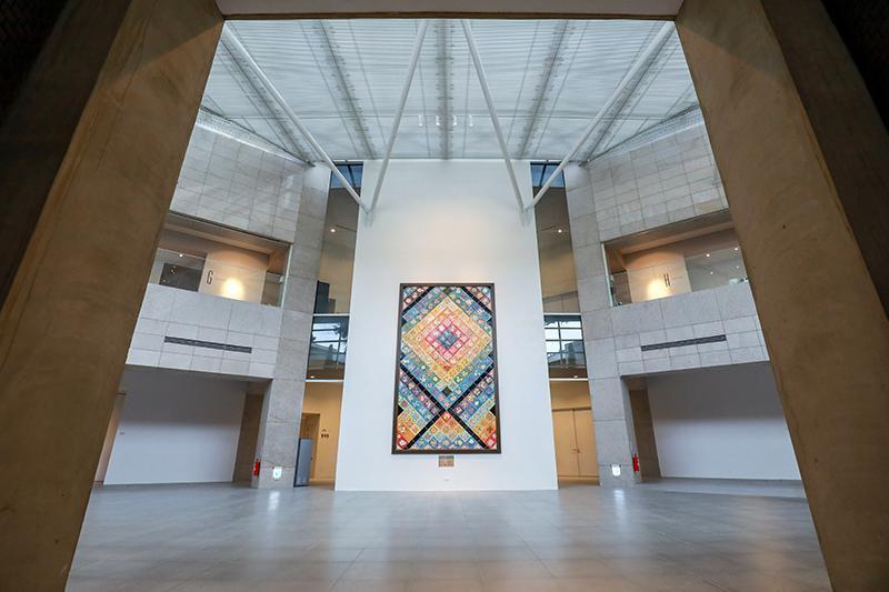 1館展示空間約1,555平方公尺,由中央廊道連接起新舊建築,喚起觀者獨特感官經驗。(翻攝自台南市美術館官網)