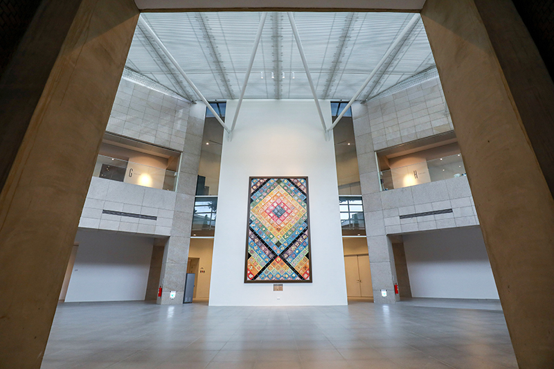 1館展示空間約1,555平方公尺，由中央廊道連接起新舊建築，喚起觀者獨特感官經驗。（翻攝自台南市美術館官網）