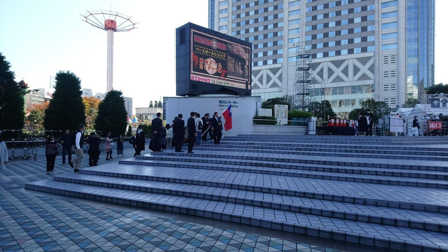 楊政典感嘆,韓粉到東京巨蛋外面喊韓國瑜凍蒜,質疑是否真的挺國球或只是要挺韓國瑜。(翻攝自楊政典臉書)