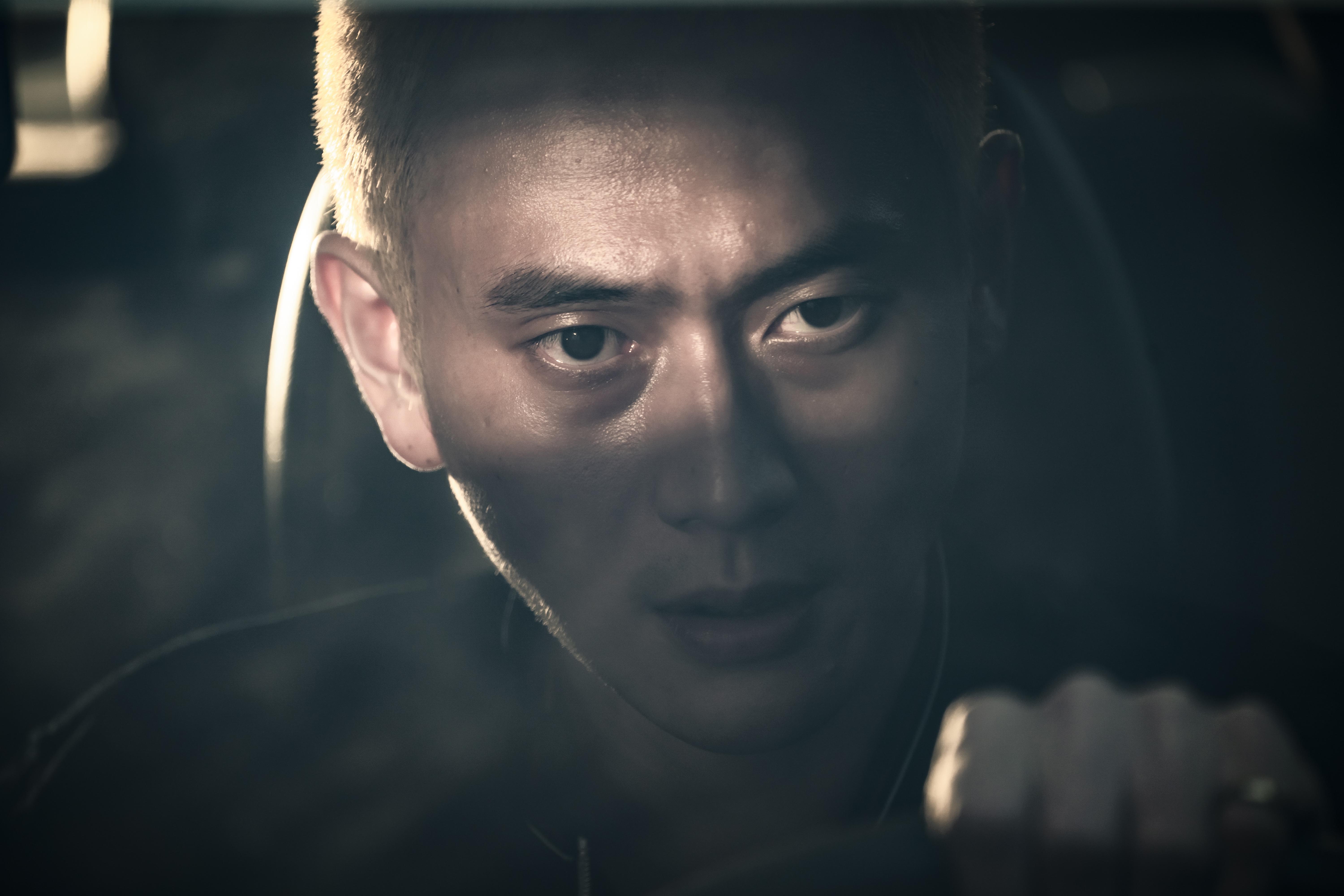 劉冠廷在《陽光普照》展現完全不如以往憨厚戲路的表演，他的眼神充滿冷酷及陰狠，看了令人打從心裡發寒（甲上）。