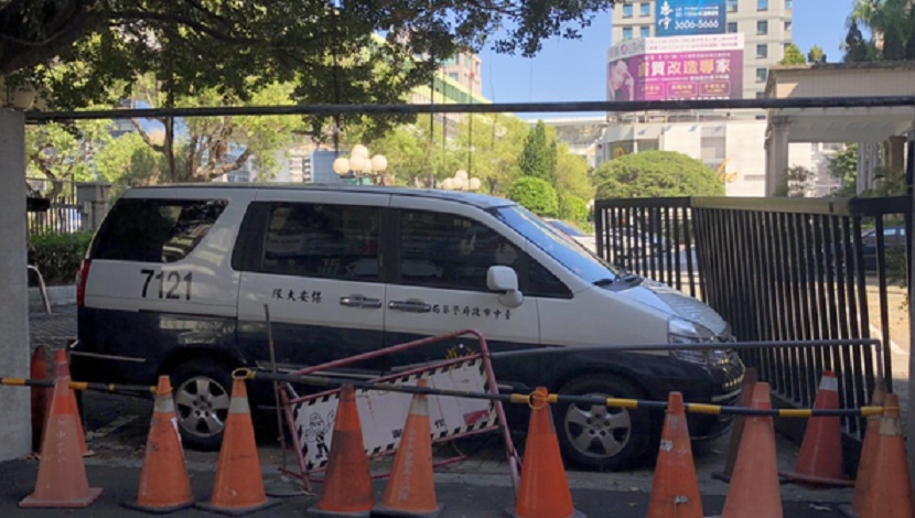 台中市警察局側門竟遭酒駕車輛撞破。（讀者提供）