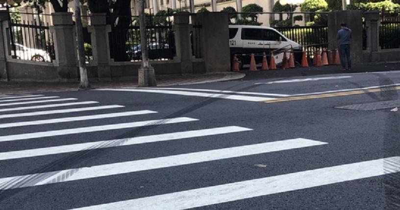 肇事車輛在路口留下長長的煞車痕。(讀者提供)