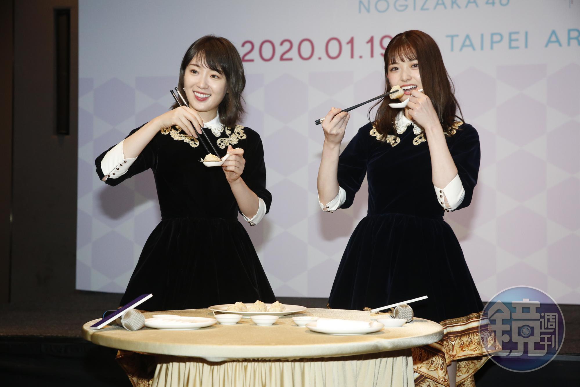 乃木坂46成員松村沙友理和高山一實品嘗小籠包,一臉滿足。