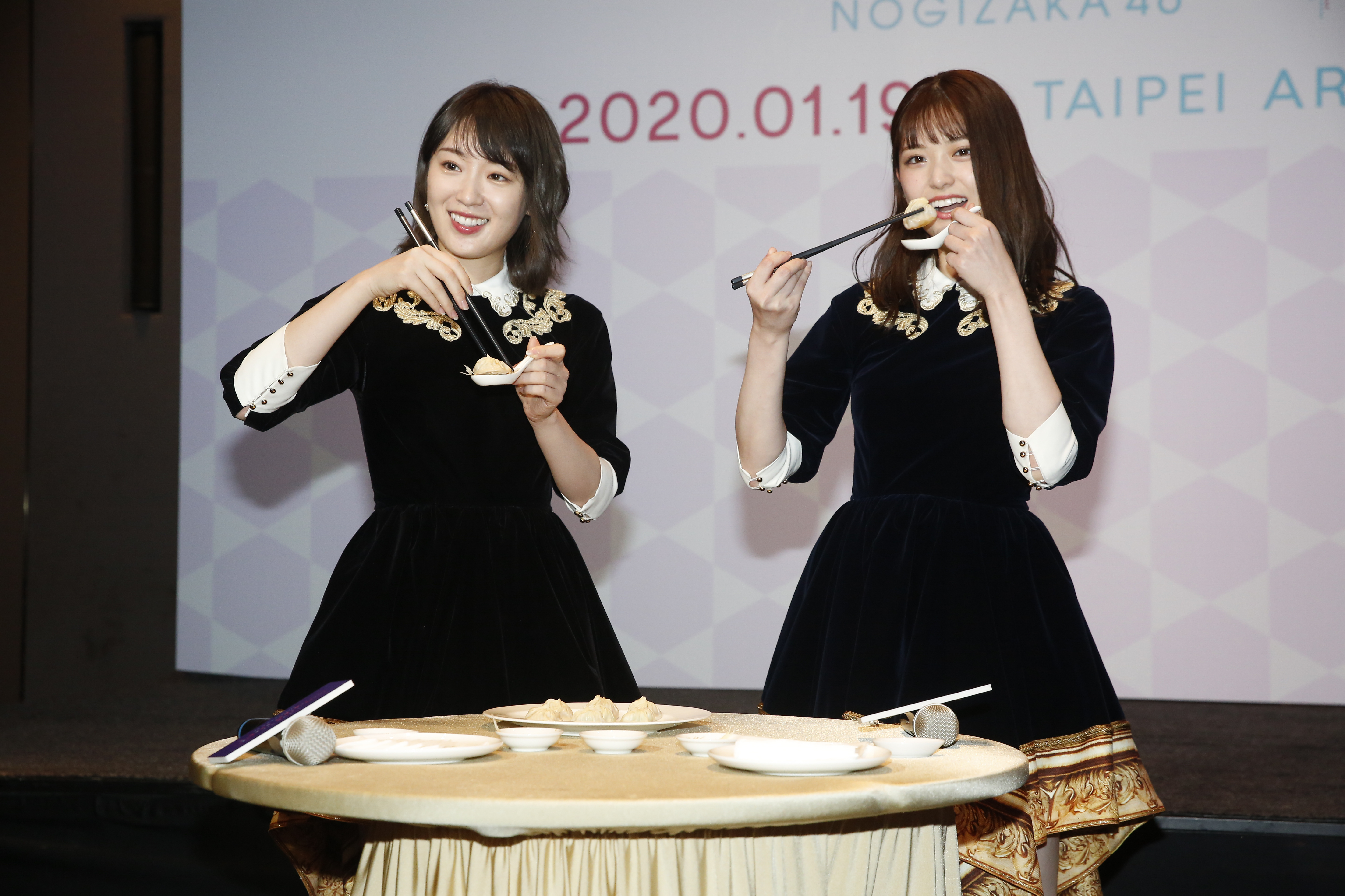 乃木坂46成員松村沙友理和高山一實品嘗小籠包，一臉滿足。