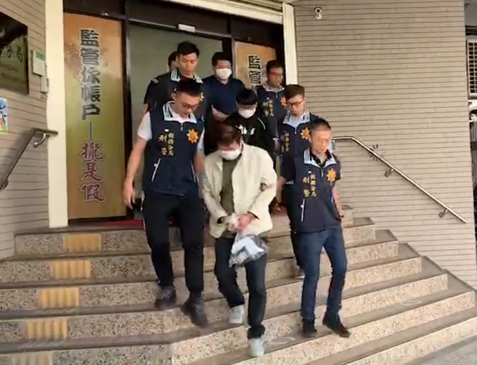 警拂曉到新竹逮捕彭、盧、呂（依序）3 嫌移送法辦。（翻攝畫面）