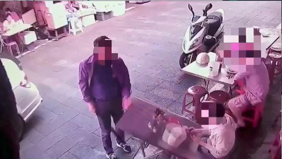 新竹三光幫分子至板橋一家小吃店翻桌討債。（翻攝畫面）