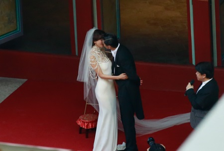 林志玲喜極而泣，並與老公AKIRA深情擁吻。