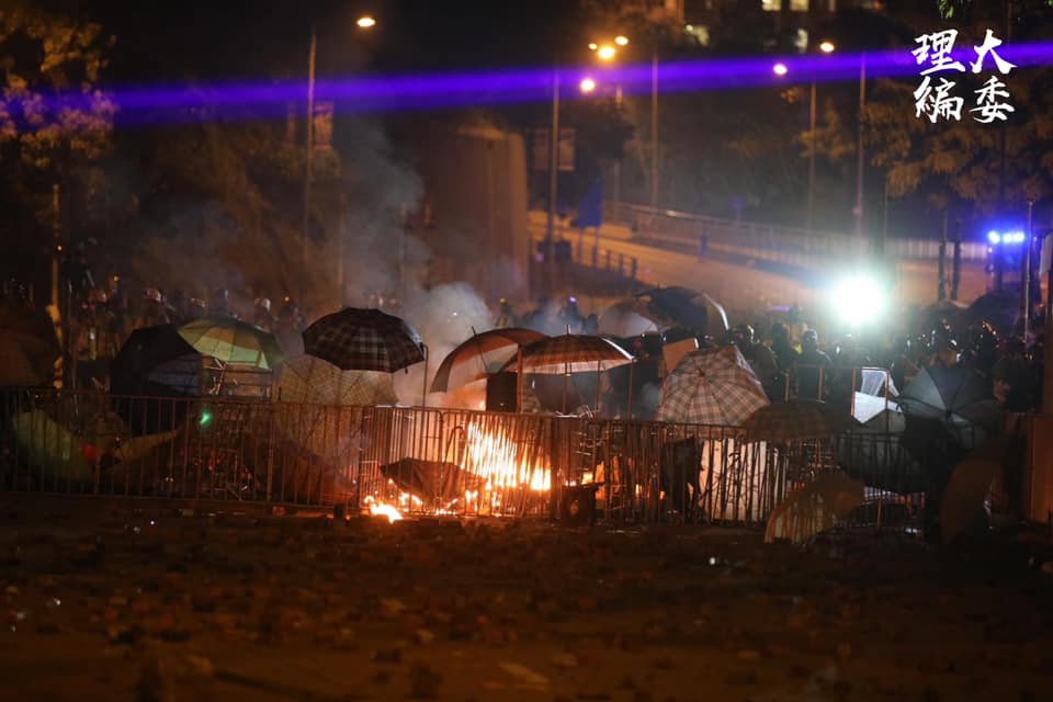 香港理工大學自昨晚起不斷發生警民衝突。（翻攝自理大學生報編委會臉書）