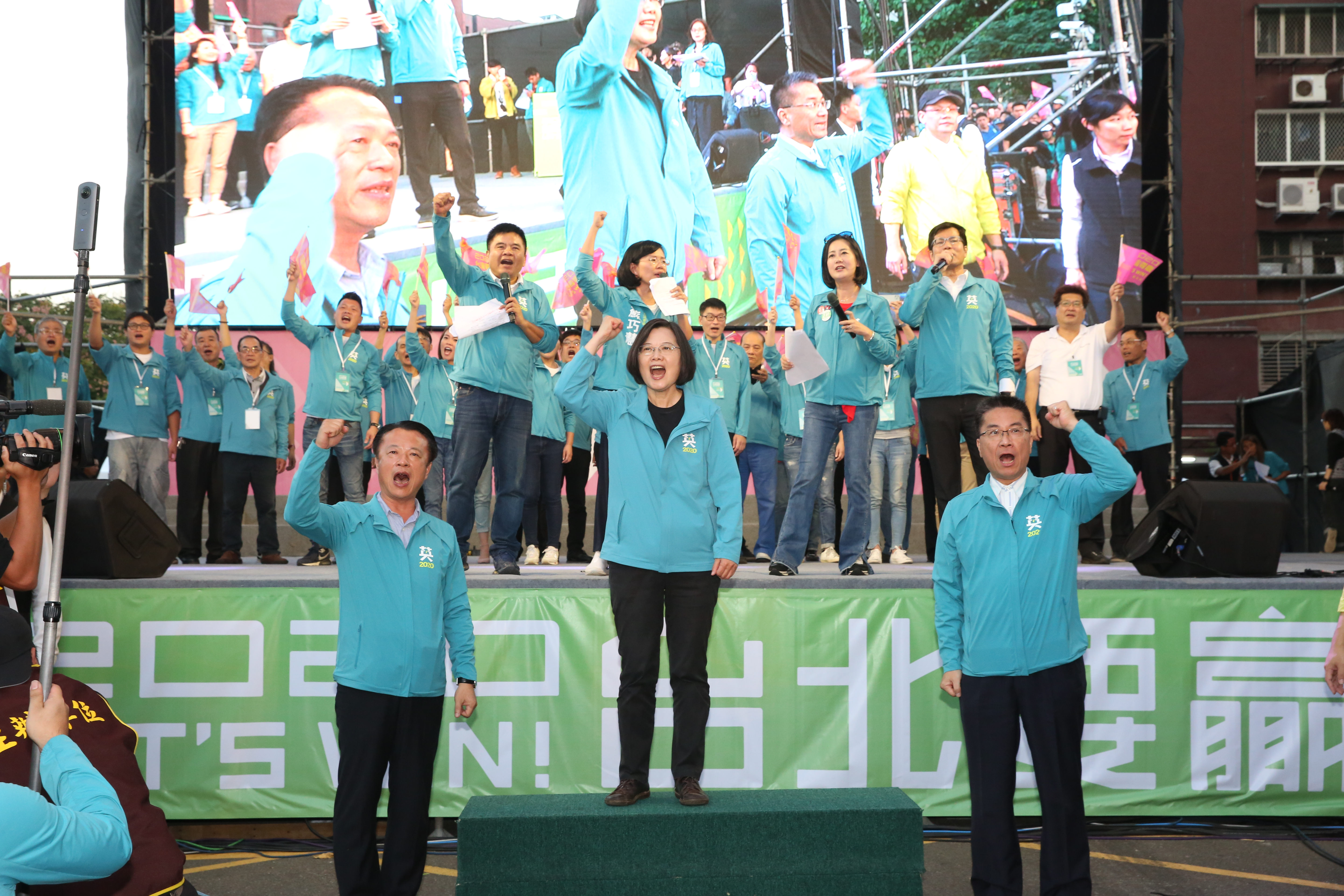 蔡英文酸韓國瑜光說不練,「我知道庶民要什麼!」。