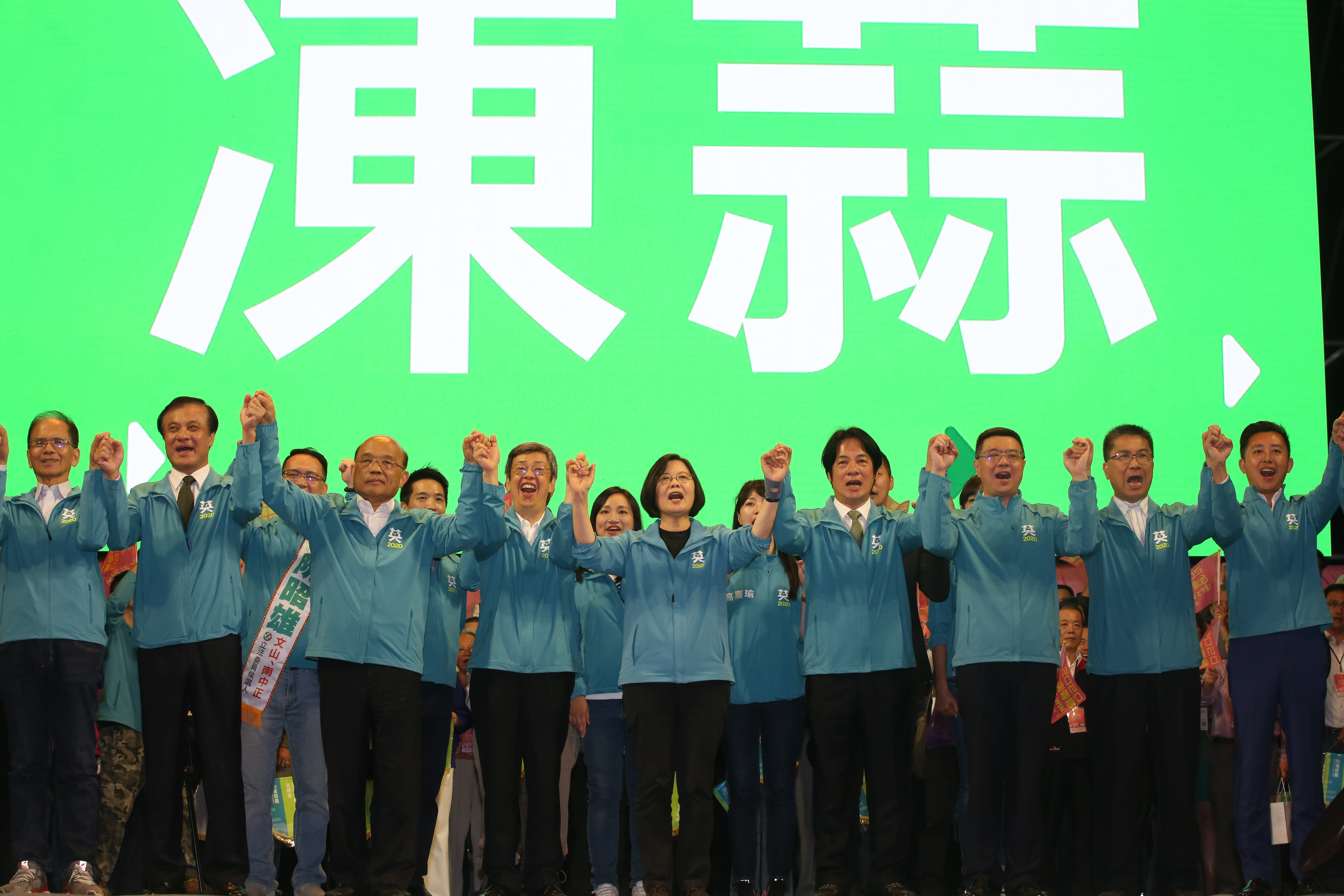 蔡英文提及過往政策,強調「我相信我就是那帶領國家穩健前進的人!」 。